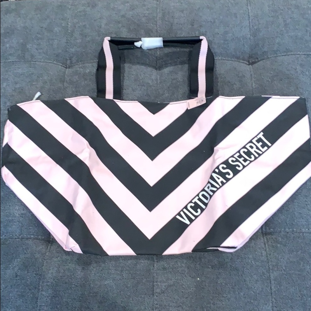 Victoria’s Secret Tote that’s zips close